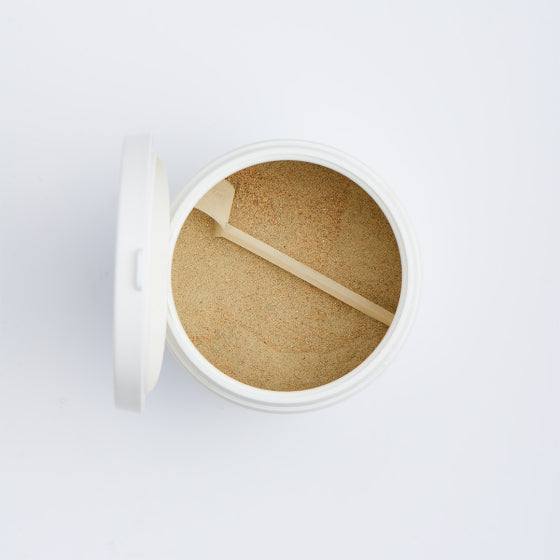 AniForte® Fellharmonie Vitalpulver, 250 g, natürliches Ergänzungsfuttermittel zur Unterstützung von Fell und Haut, geöffnete Dose mit Pulver.