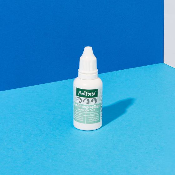 AniForte® Sanfte Augenpflege 30 ml Flasche auf blauem Hintergrund, geeignet für empfindliche Tieraugen.