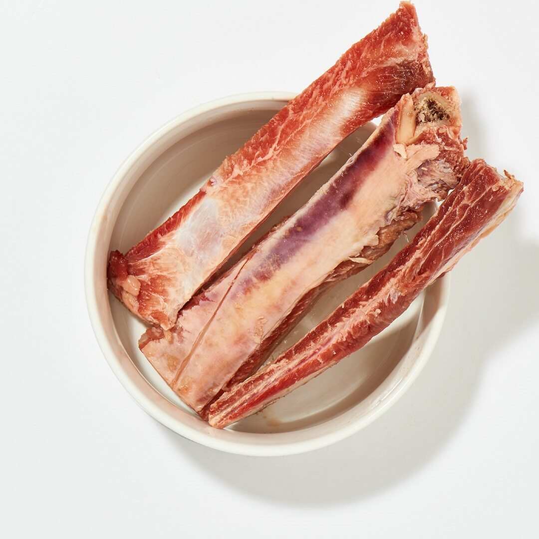 Langrippe vom Rind 26cm, dog chew bones in a bowl, 3 pieces.
