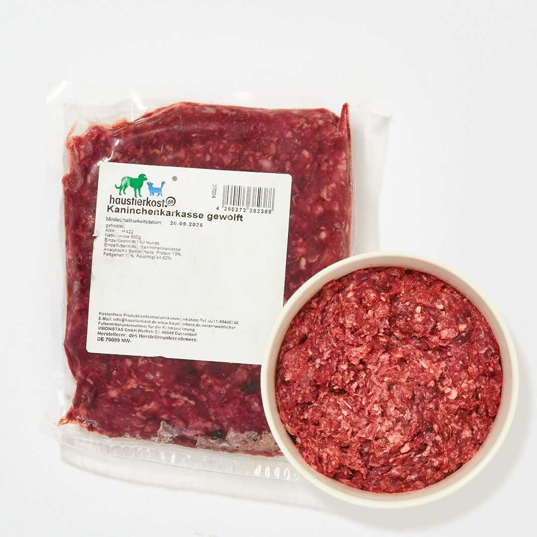 Kaninchenkarkasse gewolft, 500 g Packung und Schale gefüllte mit Inhaltsstoffen, Tiefkühlware.