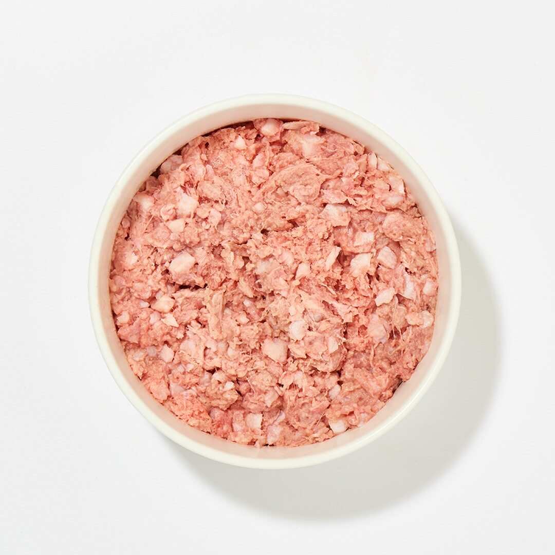 Gewolftes Kalbsbrustbein in einer Schale, 500 g, kalziumreiches Hundefutter für Welpen, Junghunde und Senioren.
