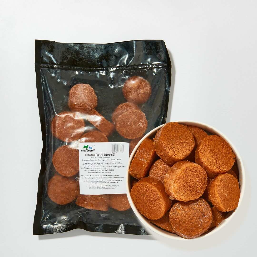 Obst-Gemüse-Taler Nr. 1, 800 g Packung und Schale mit bräunlichen Talern aus Äpfeln, Karotten, Birnen und Bananen.
