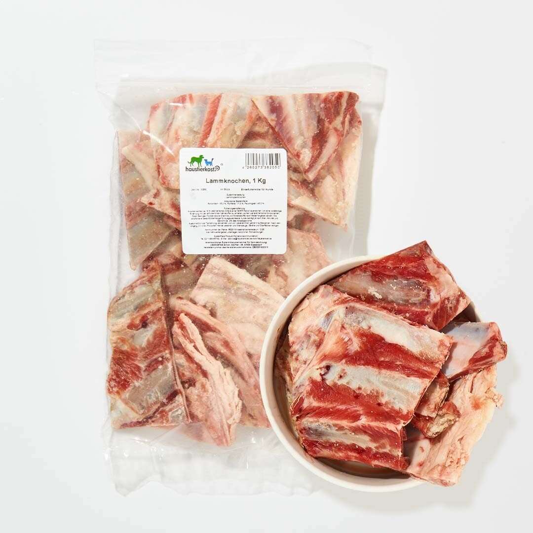 Lammrippenknochen in Verpackung und Schüssel für Hunde.