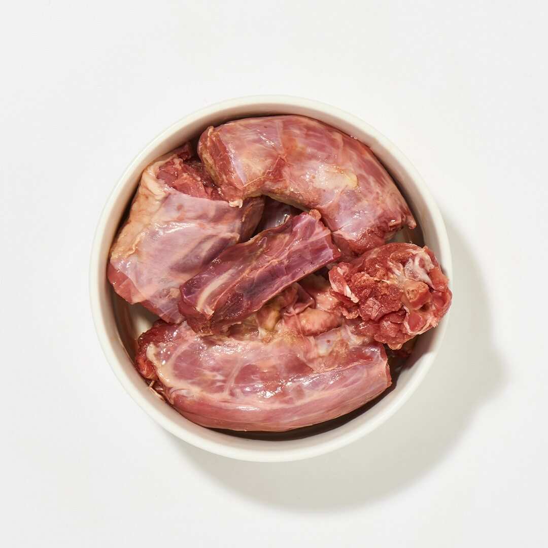 Putenhals in Stücke geschnitten in einer Schale, geeignet für Hunde.