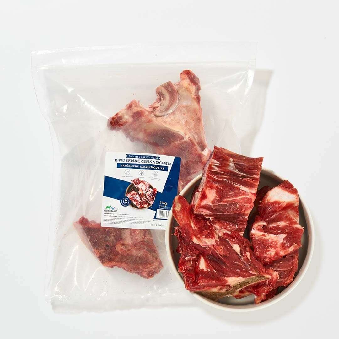 Rindernackenknochen aus Finnland, ideale Calciumquelle für BARF-Ration, in durchsichtiger Verpackung und Schale.