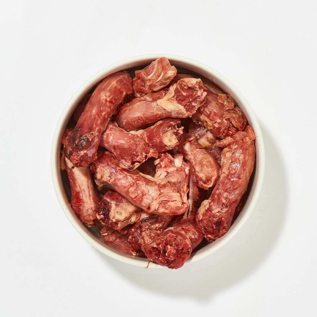 Ganze Hühnerhälse in einer Schale, 1 kg, geeignet für erwachsene Hunde und Katzen.