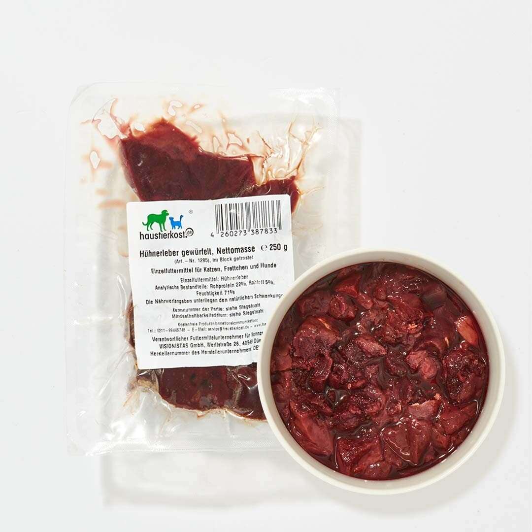 Hühnerleber gewürfelt, 250 g Packung neben einer Schale mit frischer Leber.