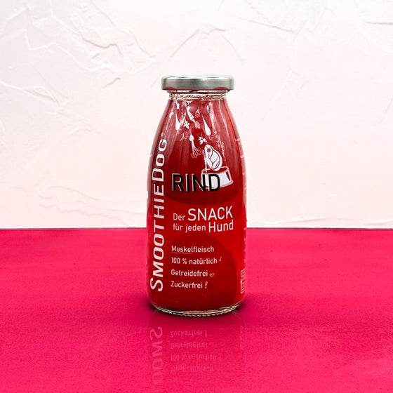 SmoothieDog® Rind, 250 ml Flasche auf rotem Hintergrund; gesunder Hundesnack, 100 % natürliche Zutaten, zuckerfrei, getreidefrei.