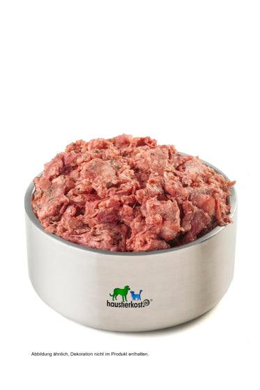 Züchtermix mit grüner Pansen, Muskelfleisch und Kalbsbrustbein in einer Metallschüssel.