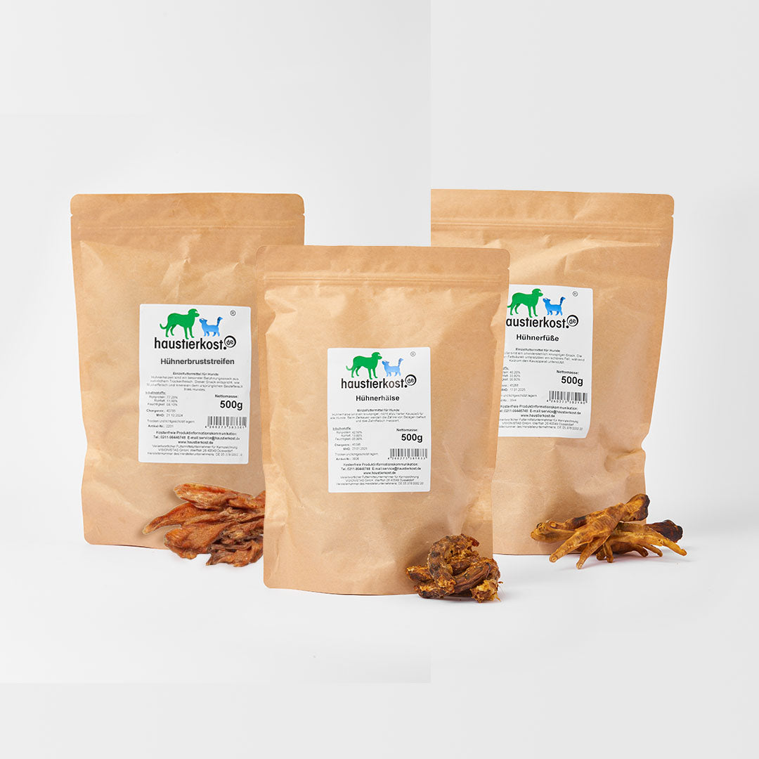 Kauartikel-Paket Huhn mit getrockneten Hühnerbruststreifen, Hühnerhälsen und Hühnerfüßen in braunen Verpackungen für Hunde und Katzen