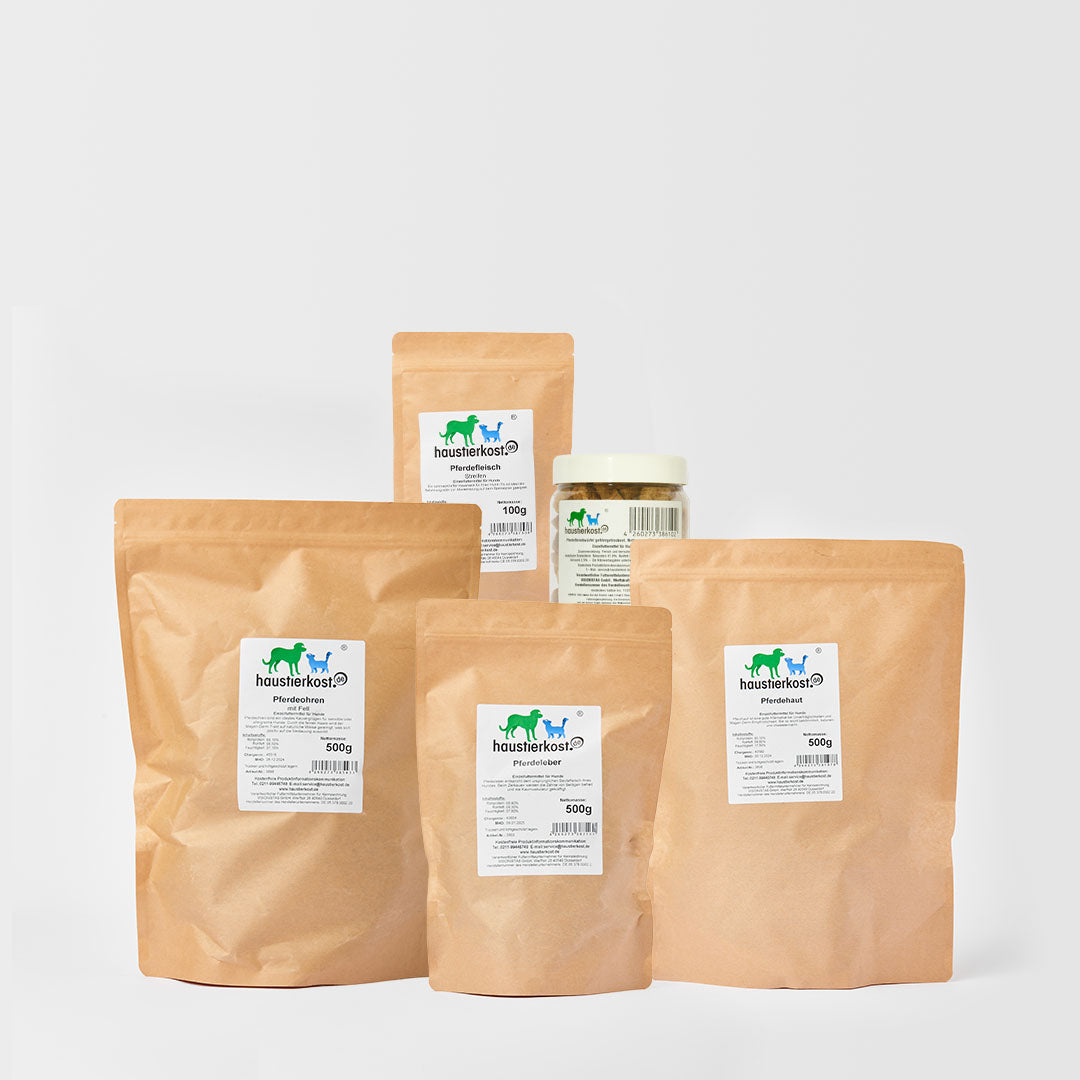 Kauartikel-Paket Pferd mit getrockneter Pferdelunge, Pferdefleischwürfeln, Pferdeohren, Pferdeleber und Pferdehaut insgesamt ca. 2,1 kg in braunen Verpackungen